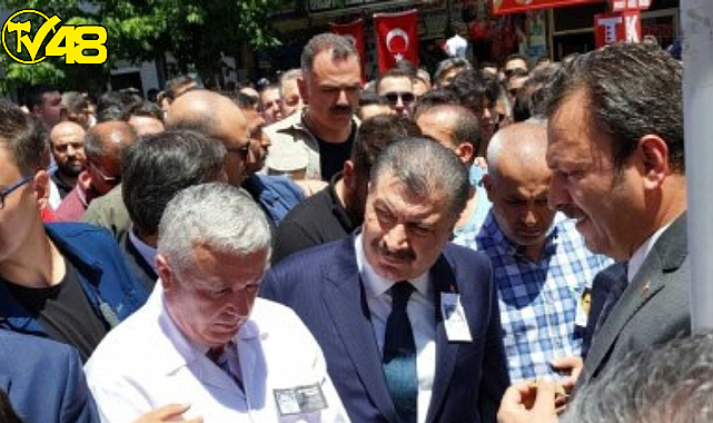Sağlık Bakanı Fahrettin Koca, öldürülen doktor Ekrem Karakaya'nın cenaze töreninde protesto edildi