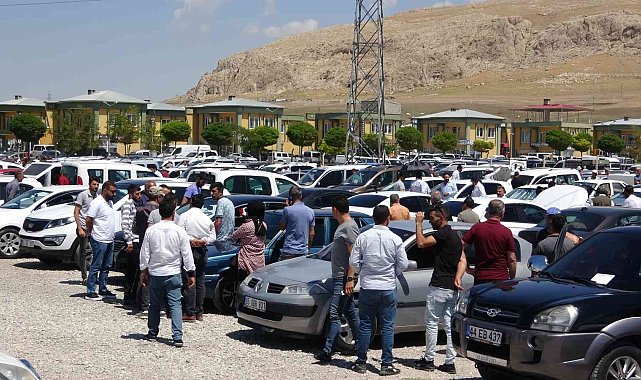 Van'da Kurban Bayramı öncesi açık oto pazarında yoğunluk