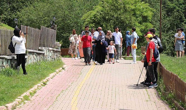 Yağmurlu günlerin ardından tatilciler Gölcük Tabiat Parkı'na akın etti