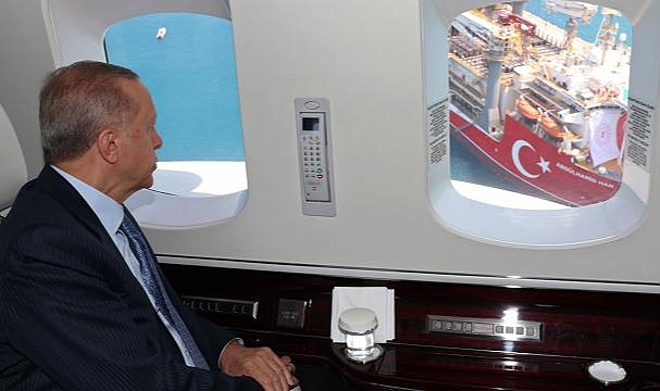 Cumhurbaşkanı Erdoğan Abdülhamid Han Sondaj Gemisi'ni havadan inceledi