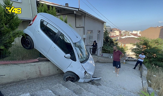Kontrolden çıkan araç asılı kaldı