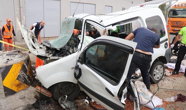 Beton Bariyere Çarptı 1'i Çocuk 4 kişi Öldü