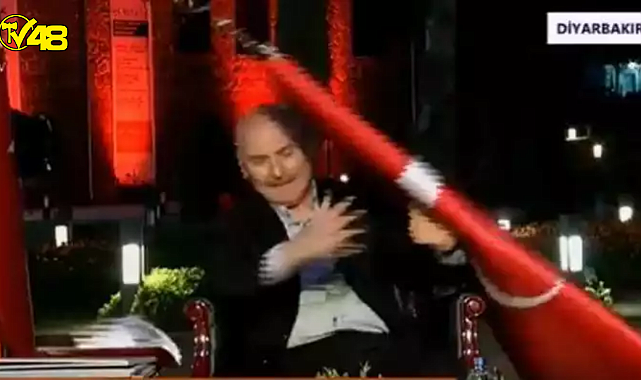 Canlı yayın kazası: Bakan Soylu'nun üzerine bayrak devrildi