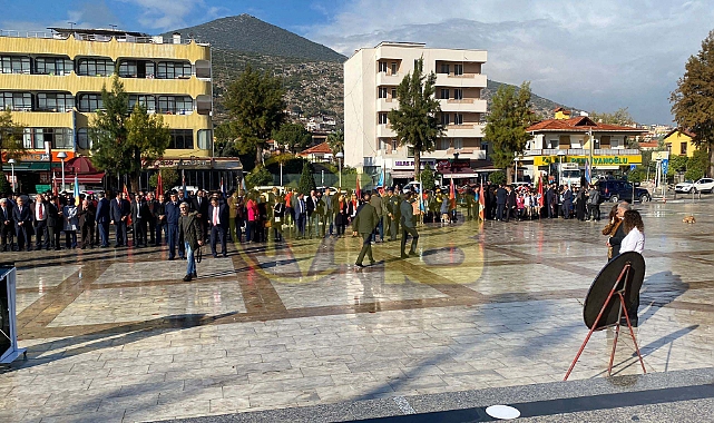 ATAPARK MEYDANINDA '24 KASIM ÖĞRETMENLER GÜNÜ' KUTLANDI