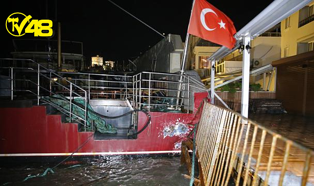 Bodrum'da kuvvetli rüzgar nedeniyle sürüklenen tekne işletmelere zarar verdi