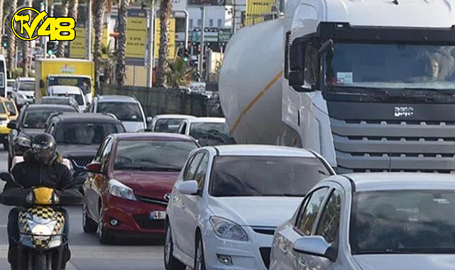 BODRUM'DA YILBAŞI HAREKETLİLİĞİ, 24 SAATTE 15 BİN ARAÇ GİRİŞ YAPTI