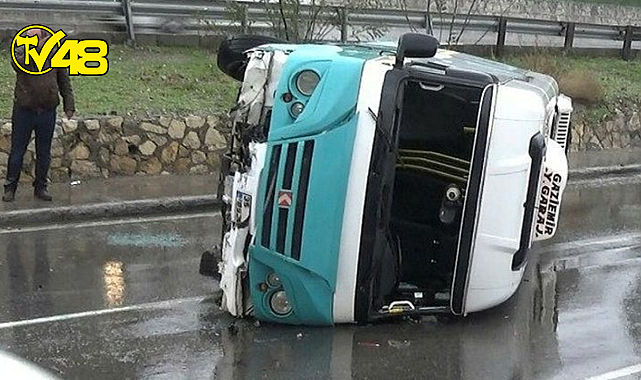 İzmir'de yolcu minibüsü devrildi: Sürücü içinde sıkıştı!