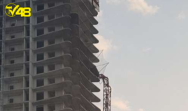 OTEL İNŞAATINDA VİNÇ DEVRİLDİ! 5 CAN KAYBI