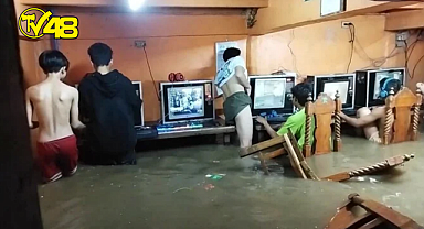 Filipinler'de suyun bastığı internet kafedekilerin rahatlığı böyle görüntülendi