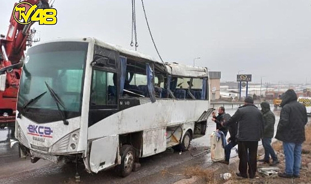 İşçi servis minibüsü devrildi: 3'ü ağır, 25 yaralı
