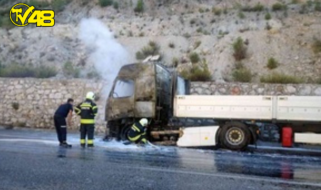 Muğla'da seyir halindeki tır yandı