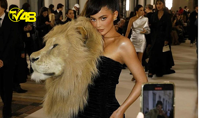 Paris Moda Haftası'na Kylie Jenner'ın 'aslan başlı' elbisesi damga vurdu