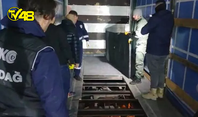 Tır’ın taban kısmında zulalanmış 122 kilo uyuşturucu madde ele geçirildi.