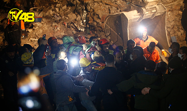 Hatay'da depremin 159. saatinde bir kadın enkazdan sağ çıkarıldı