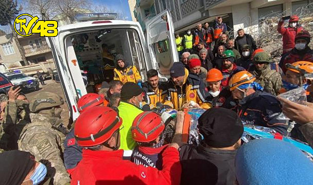 Kahramanmaraş'ta depremin 226. saatinde 74 yaşındaki Cemile Kekeç, enkazdan sağ olarak çıkarıldı