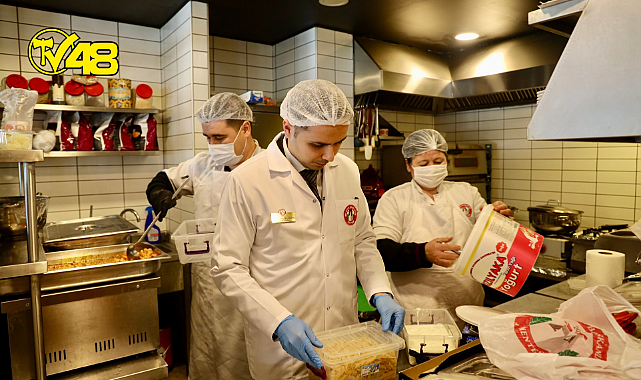 MENTEŞE BELEDİYESİ'NDEN KÖTEKLİ'DE DEPREMZEDELERE 3 ÖĞÜN YEMEK