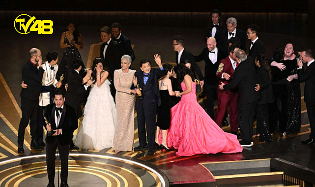 7 ödülle Oscar'a damga vurdular! Everything Everywhere All At Once filminin oyuncuları gözyaşlarına boğuldu