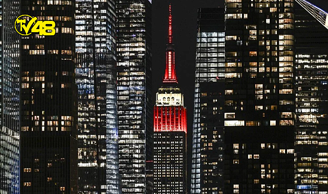 New York'ta Empire State binası, depremzedeler için kırmızı beyaz renklerle ışıklandırıldı