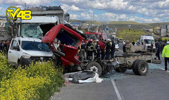 Şanlıurfa'da dehşet veren kaza! Kamyonet sürücüsü ve yanındaki yaşamını yitirdi, 4 kişi yaralandı