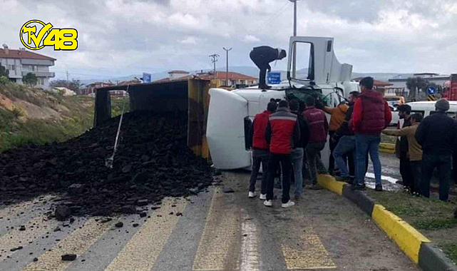 Yatağan'da Kömür yüklü kamyon devrildi, alt geçit kapandı