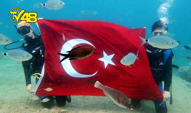 FETHİYE'DE DALGIÇLAR 23 NİSAN'I DENİZİN DİBİNDE TÜRK BAYRAĞI AÇARAK KUTLADI