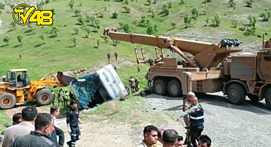 ŞIRNAK'TA ASKERLERİ TAŞIYAN OTOBÜS DEVRİLDİ: 2 ŞEHİT, 45 YARALI