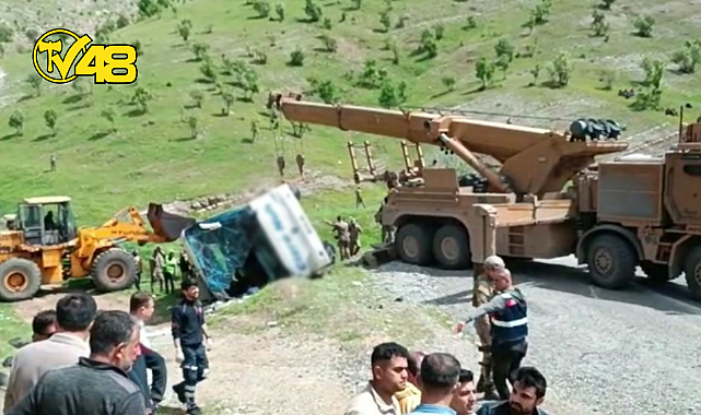 ŞIRNAK'TA ASKERLERİ TAŞIYAN OTOBÜS DEVRİLDİ: 2 ŞEHİT, 45 YARALI