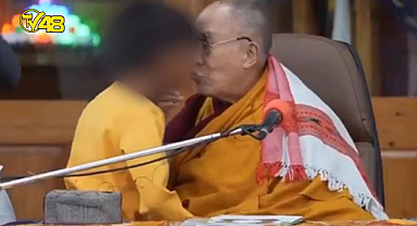 Küçük bir çocuğu dudağından öpüp "Dilimi em" diyen Dalai Lama özür diledi: Şaka yaptım
