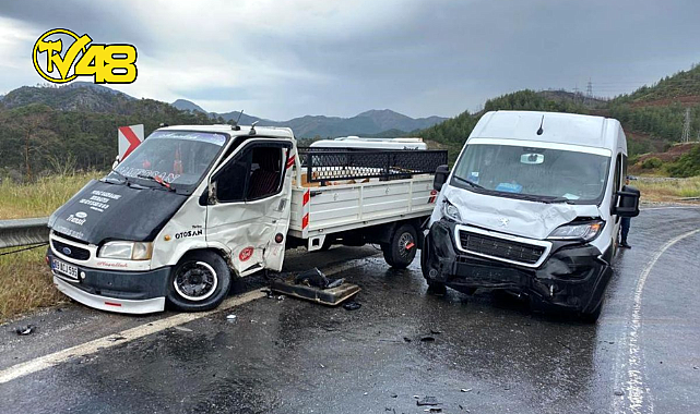 MARMARİS'TE KAMYONET MİNİBÜSE ÇARPTI: 2 YARALI