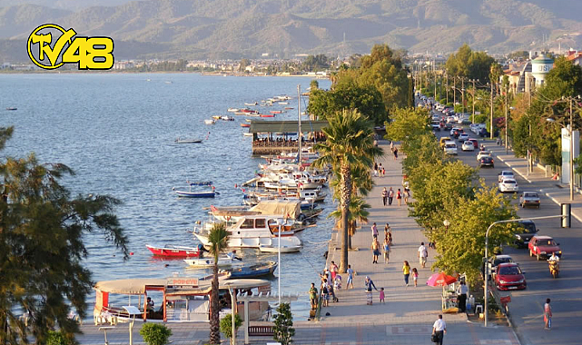 SEÇİM NEDENİYLE FETHİYE'DE SAHİLLER TURİSTLERİN OLDU