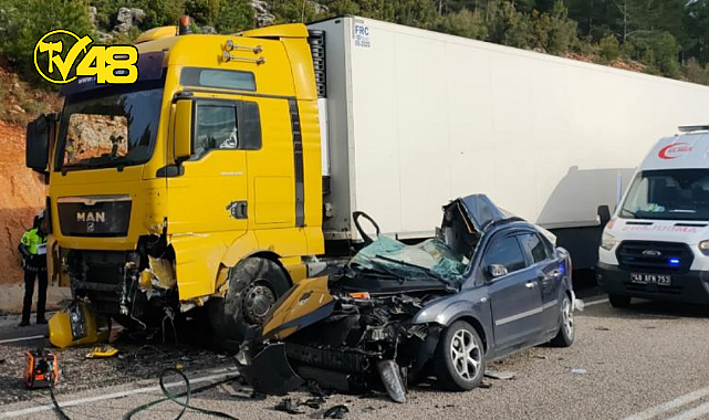 SEYDİKEMER'DE TIR’LA ÇARPIŞAN OTOMOBİL PARAMPARÇA OLDU: 1 ÖLÜ, 2 YARALI