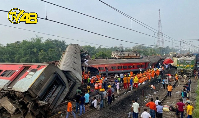 HİNDİSTAN'DA TREN KAZASI: 233 ÖLÜ, 900'DEN FAZLA YARALI