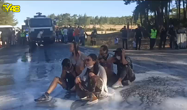 AKBELEN'DE NÖBET ALANINA ALINMAYAN GÖSTERİCİLER MİLAS-ÖREN KARAYOLUNDA OTURMA EYLEMİ GERÇEKLEŞTİRDİ