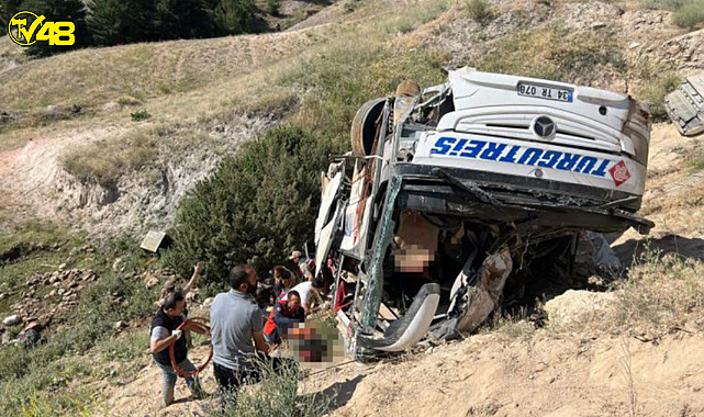 KARS'TA YOLCU OTOBÜSÜ ŞARAMPOLE DEVRİLDİ: 7 ÖLÜ 22 YARALI