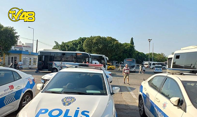 BODRUM'DA MİNİBÜSTE ÇIKAN KAVGAYI AYIRAN POLİS BIÇAKLANDI!