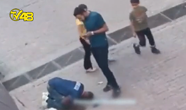 ÇALIŞMA İZNİ BULUNMAYAN AFRİKALI GENÇ, KENDİSİNİ BIRAKMASI İÇİN SİVİL POLİSİN AYAKLARINA KAPANDI