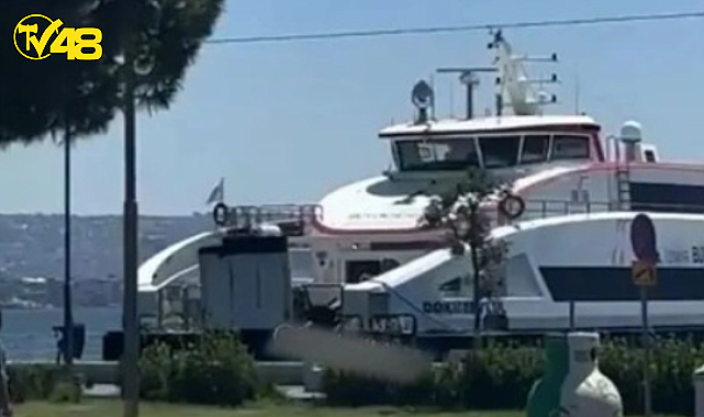 İZMİR'DE KORKU DOLU ANLAR, HIZINI ALAMAYAN VAPUR KIYIYA ÇARPTI!