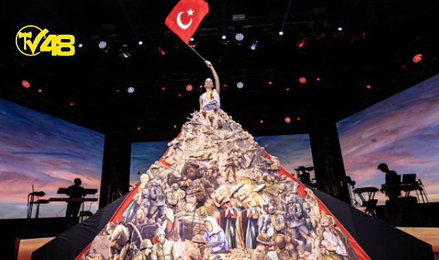SİMGE, 30 AĞUSTOS ZAFER BAYRAMI İÇİN 4,5 METRELİK TASARIM ELBİSE GİYDİ.