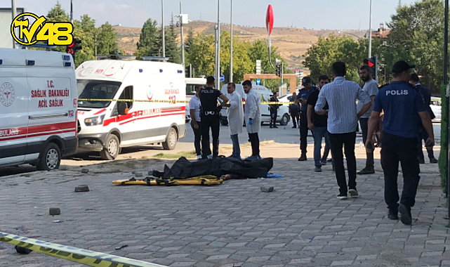 SİLAHLA YARALADIKLARI ADAMI AMBULANSTA KALP MASAJI YAPILIRKEN SAĞLIK GÖREVLİLERİN ÖNÜNDE TEKRAR VURDULAR