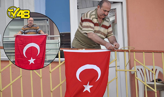 FENOMEN 'BAYRAK ASAN DAYI' BU KEZ CUMHURİYET'İN 100. YILI İÇİN BALKONDA