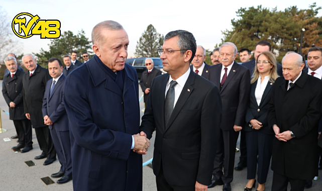 İLK KARŞILAŞMA! CUMHURBAŞKANI ERDOĞAN İLE CHP LİDERİ ÖZEL ANITKABİR'DE TOKALAŞTI