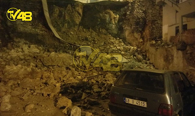 YOL ÇÖKTÜ ARAÇLAR ZARAR GÖRDÜ!