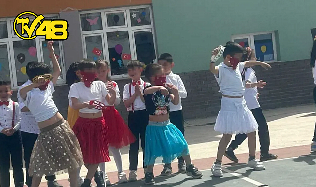 23 NİSAN'DA ERKEK ÖĞRENCİLERE ETEK GİYDİRİP PEÇE TAKTIRDILAR!