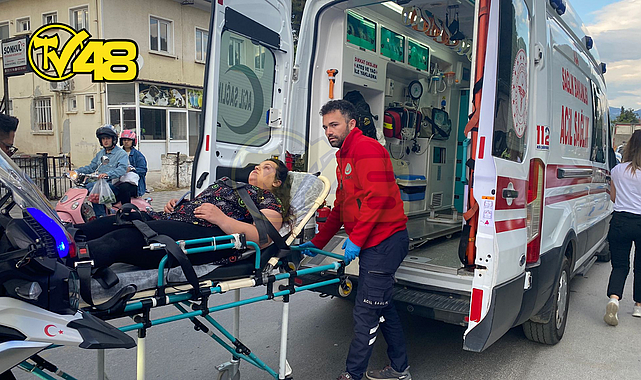 ÜÇGEN PARK'TA KÜTÜPHANE ÖNÜNDE ARAÇ VE MOTOSİKLET KAZA YAPTI