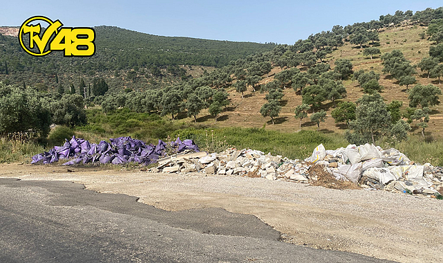 YOL KENARINA ATILAN MOLOZLAR VATANDAŞLARIN TEPKİSİNİ TOPLADI