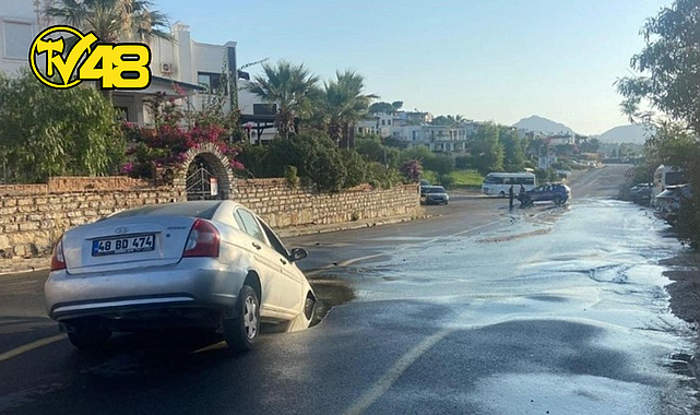 BODRUM'DA ANA İSALE HATTI PATLADI! YOLDA OLUŞAN DEV ÇUKURA ARABA DÜŞTÜ!