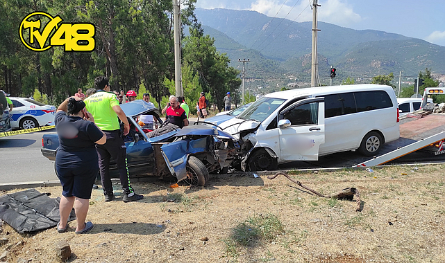 FETHİYE'DE MİNİBÜS VE OTOMOBİL Ç*RPIŞTI:  FECİ K*ZADA 1 KİŞİ Ö*DÜ