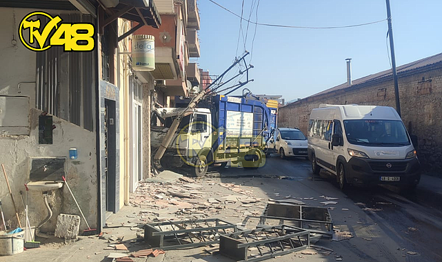 MİLAS'TA ÇÖP KAMYONU ELEKTRİK DİREĞİNE ÇARPTI