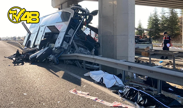 FECİ KAZA! OTOBÜS ÜST GEÇİDE ÇARPTI: 9 ÖLÜ, 26 YARALI