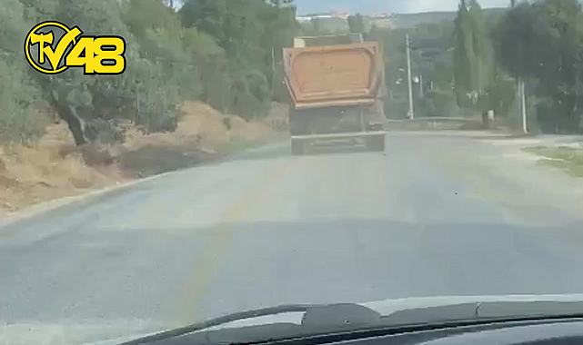 YATAĞAN'A BAĞLI BENCİK MAHALLESİ'NDE TIRLAR TRAFİKTE TEHLİKE SAÇIYOR